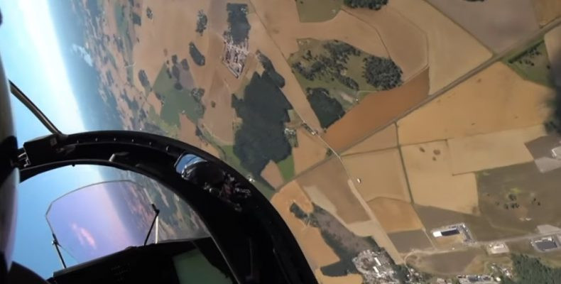 Όποιος… ζαλίζεται, ας μη δει το βίντεο με την επίδειξη αυτού του Gripen! Επιταχύνσεις που φτάνουν τα 9g